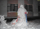 Вылепленный из снега дед Мороз в Салехарде